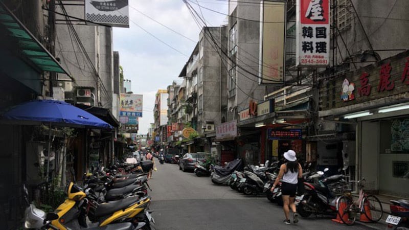 中午用餐时间台北市街道几乎没有人、车通行。(记者 黄春梅摄)