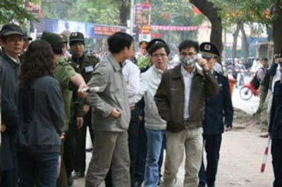 Cảnh anh Lê Quốc Quân bị bắt giữa đường phố. Source anhbasam