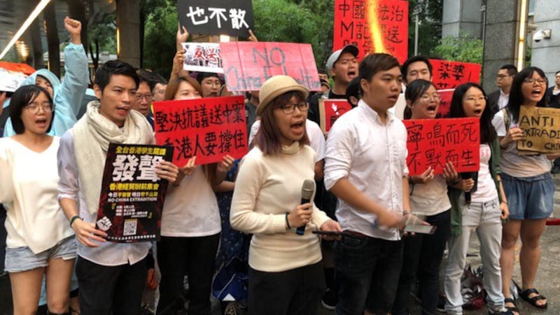 在台香港生12日晚间在台北香港经济贸易文化办事处前发表“谴责香港政府暴力镇压,立刻退回送中条例”声明。(记者夏小华摄)