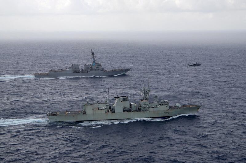加拿大海军巡防舰蒙特利尔(HMCS Montreal)2024年7月通过台湾海峡。图为2023年该舰与美舰USS Chung-Hoon 共同在南海演习的情况。(路透社资料图片)