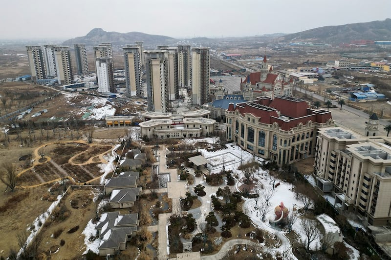 2024年2月1日,恒大集团在河北省石家庄市外围地区,一处未完工的住宅楼开发区鸟瞰。(路透社图片)