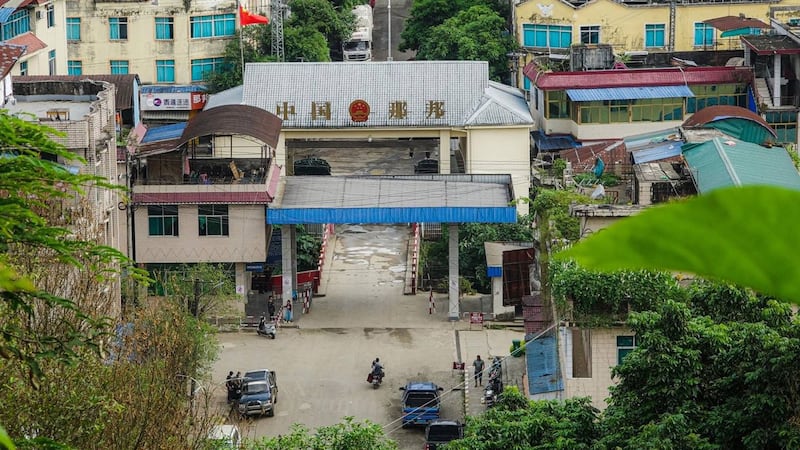 တရုတ်ပြည်နယ်စပ်၊ လိုင်ဇာမြို့ရှိ တရုတ်-မြန်မာနယ်စပ်ဂိတ်ကို ၂၀၂၄ ခုနှစ်၊ အောက်တိုဘာ ၁၉ ရက်နေ့က တွေ့ရစဉ်။ (Citizen Photo)
