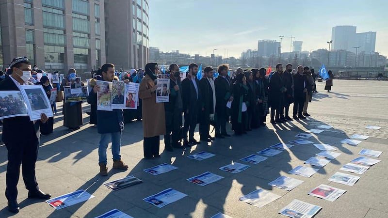 多名土耳其律师组成的东突厥斯坦案律师团队,接受9名土耳其公民在内共16人委托,为116名中国新疆政策受害者,4日向土耳其伊斯坦堡布尔首席检察院提出刑事诉讼,状告中国国家主席习近平等112名中国官员涉犯种族灭绝、酷刑等反人类罪。(Medine Nazımı脸书)