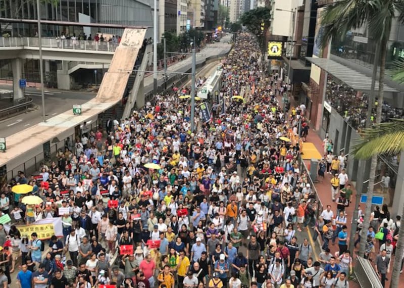2019年4月28日,为了反对香港的《逃犯条例》修订草案,由民间人权战线等组织发起了有13万港人走上街头的游行示威。(粤语组/ 刘少风 摄)