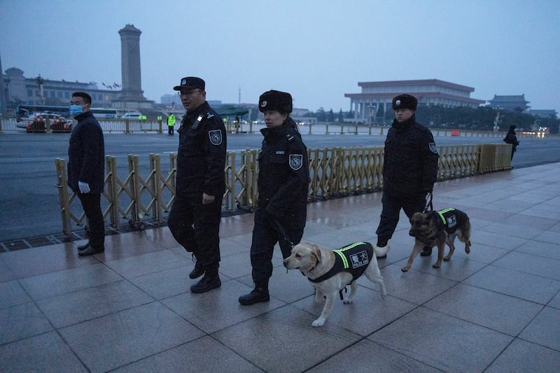 中国人大会 警察 天安门广场 巡逻