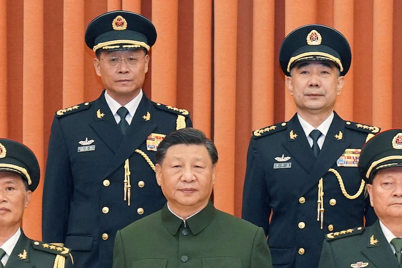 2023年7月31日,中国国家主席暨中央军委会主席习近平(中)为新任火箭军司令员王厚斌(后排左)、新任火箭军政委徐西盛(后排右)晋升上将军衔。(Xinhua via AP)