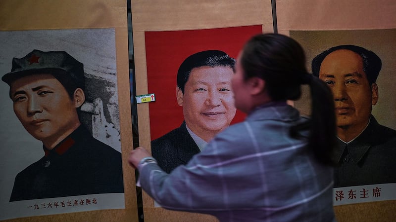 毛泽东和习近平的肖像(法新社)