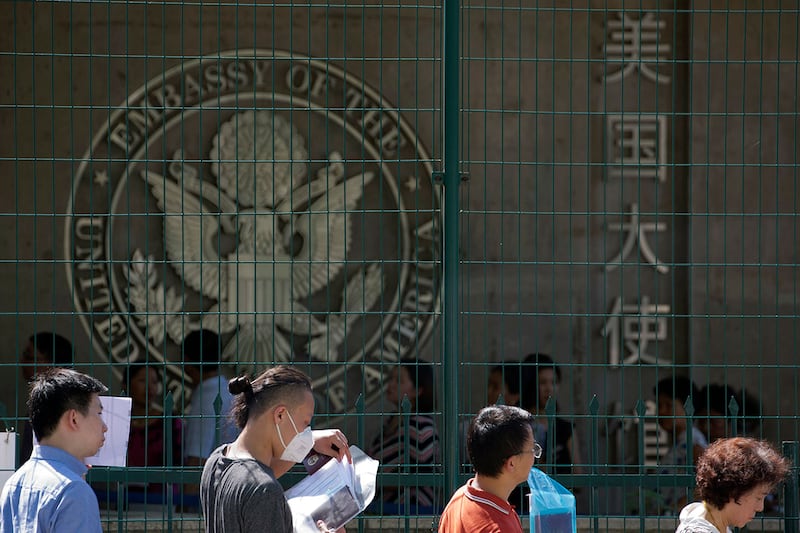 中国民众在北京的美国大使馆前排队等候申请签证。(美联社)