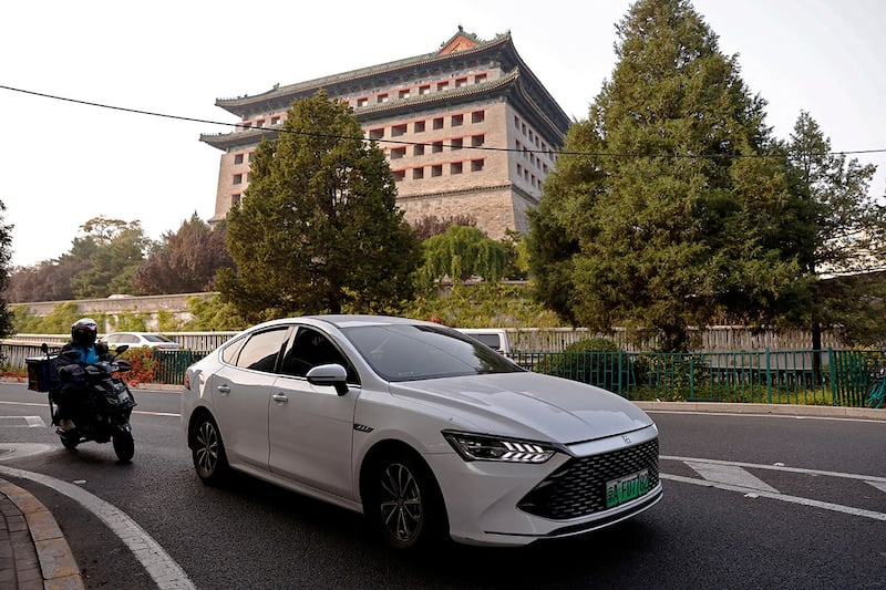 在北京街头行驶中的比亚迪新能源汽车"秦" 。(路透社)