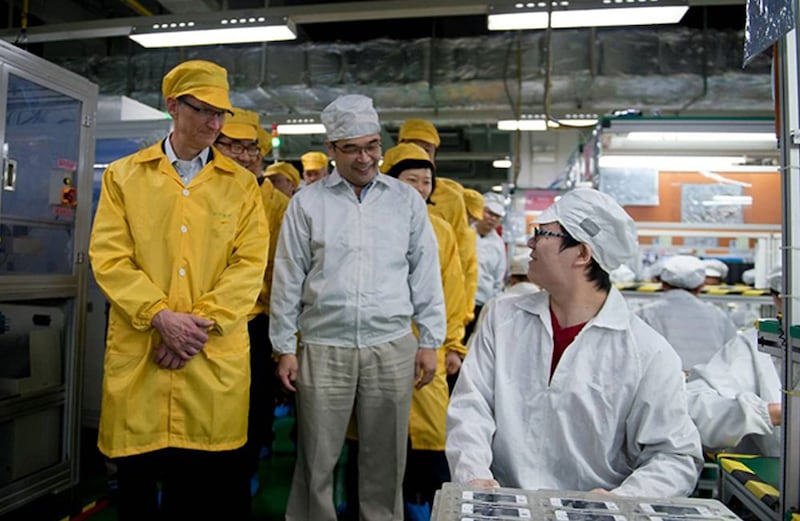 2012年3月28日,库克(左)在郑州富士康工厂参观iPhone生产线。(资料图/法新社)