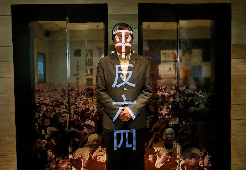 在这张 2014 年 5 月 28 日的档案照片中,支联会主席李卓人在“六四纪念馆”中摆姿势要求平反六四。 (美联社)