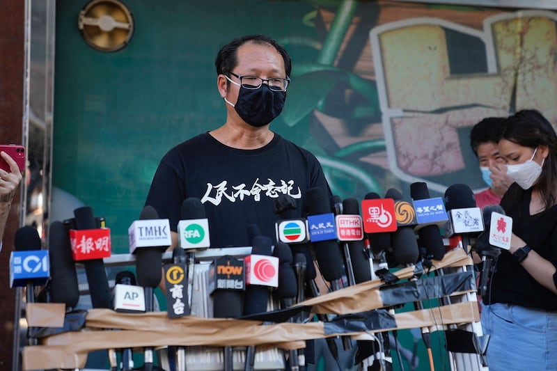 2021 年 9 月 25 日,香港支联会在宣布解散后,该组织前秘书蔡耀昌向媒体发表讲话。(美联社)