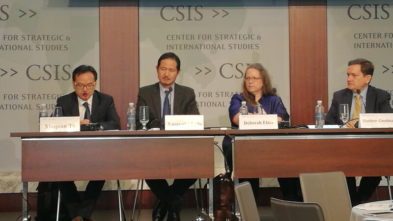 华盛顿智库“战略与国际研究中心” 6月19日举办题为“美国与亚洲经济结构脱钩了吗”的研讨会,左一为中国对外经济贸易大学中国WTO研究院院长、教授屠新泉,右二为新加坡亚洲贸易中心(Asian Trade Centre)执行董事、创始人德博拉·埃尔姆斯(Deborah Elms) 。(林坪摄影)