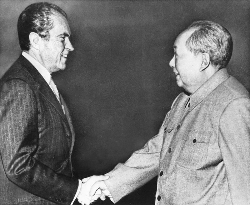 时任美国总统尼克松(左)1972年2月21日在北京会见中国领导人毛泽东(美联社资料图)