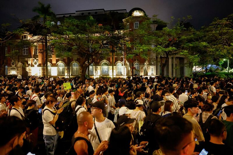 2024年5月21日,台湾的立法院漏夜审查《立法院职权行使法》修正草案。场外近三万人抗议,痛批反黑箱、反扩权、民主已死。(路透社)
