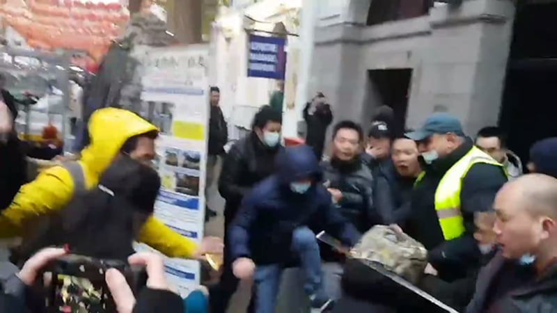 主办方强调“没有支持者被捕”,然而本台发现一名蓝衣男子施袭后当场被捕,他在集会期间曾站在集会讲者后鼓掌助威。他在集会前亦和两名大汉一同尾随一名身穿黑衣的香港青年,并将其赶出唐人街。(吕熙及曹家超摄)