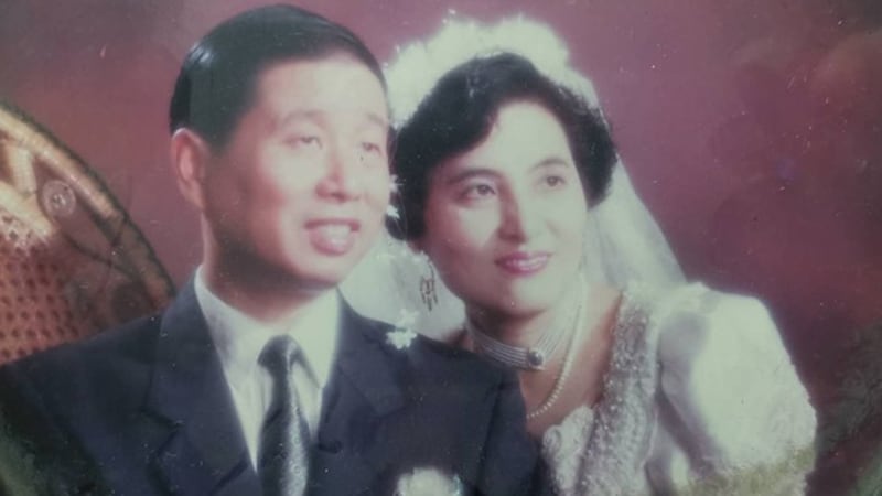 刘沛恩的父母刘偶清、闫丽方年轻时的照片。刘偶清在武汉一家医院做常规检查时感染新冠病毒,不久后去世。(刘沛恩提供)