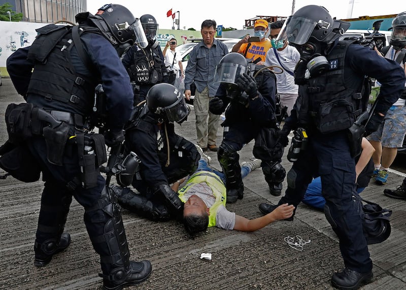 2019年6月12日,香港立法会外防暴警察对抗议者发射催泪弹后,一名摄影师受伤。(美联社)