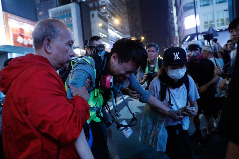 2019年10月27日,香港集会上一名记者被警察胡椒喷雾击中。(美联社)
