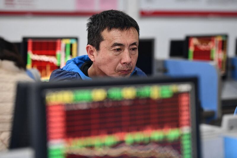 一名中国股民正在观察股市动向。中国A股市场近期剧烈波动,引发广泛关注。(法新社图片)