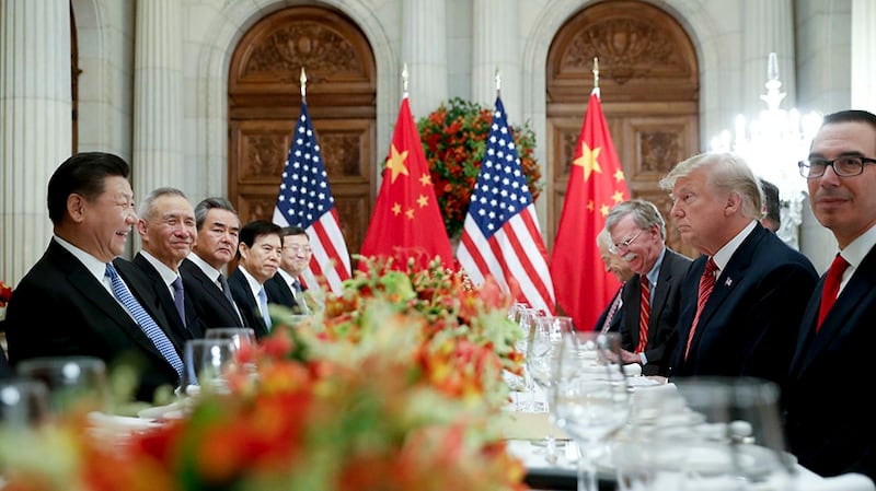 资料图片:2018年12月1日,中国领导人习近平与美国总统特朗普在阿根廷会面。(美联社)
