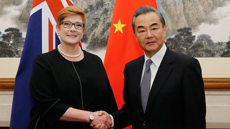 资料图片:2018年11月8日,澳大利亚外交部长玛丽斯·佩恩(Marise Payne)和中国外交部长王毅在北京举行的为期两小时的高级别会晤。(AFP)