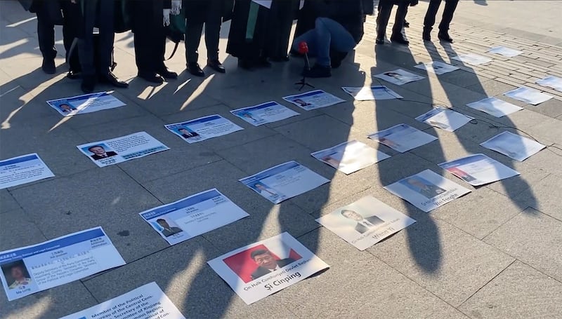 多名土耳其律师组成的东突厥斯坦案律师团队,接受9名土耳其公民在内共16人委托,为116名中国新疆政策受害者,4日向土耳其伊斯坦堡布尔首席检察院提出刑事诉讼,状告中国国家主席习近平等112名中国官员涉犯种族灭绝、酷刑等反人类罪。(Medine Nazımı脸书)