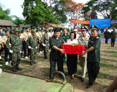 Chuyển hài cốt quân tình nguyên VN lên xe