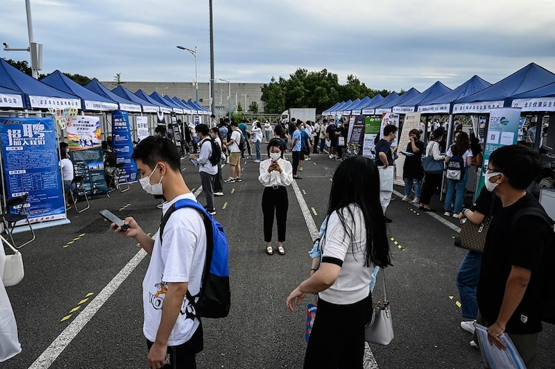 参加北京一场招聘会的中国年轻人（法新社图片）