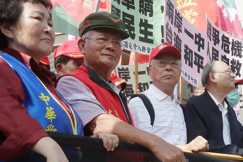 2023年5月3日,台湾举行国防工业论坛。台湾人民共产党主席林德旺(左二)出席台北国际会议中心外的抗议活动。 (美联社)