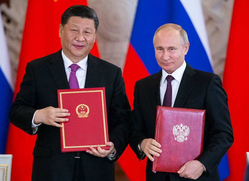 2019年6月5日,中国国家主席习近平在莫斯科克里姆林宫同俄罗斯总统普京会谈后,共同签署《中华人民共和国和俄罗斯联邦关于发展新时代全面战略协作伙伴关系的联合声明》、《中华人民共和国和俄罗斯联邦关于加强当代全球战略稳定的联合声明》,并见证多项双边合作文件的签署。(美联社)