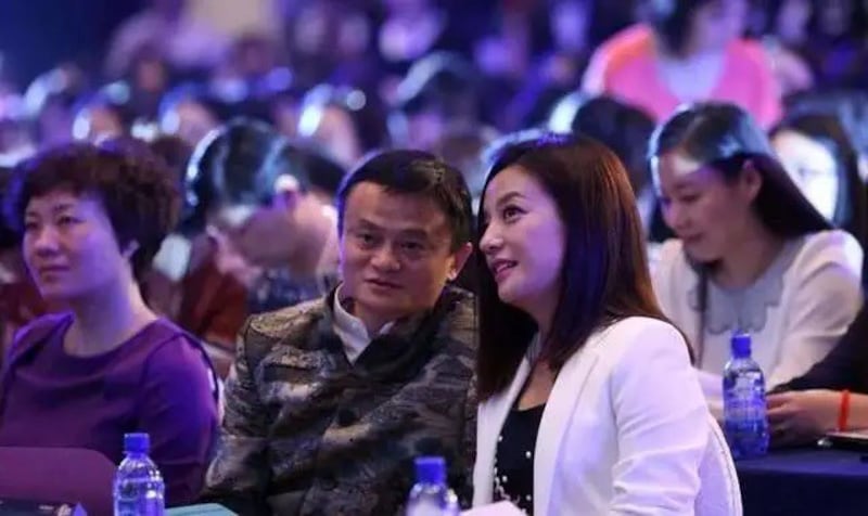 网民议论赵薇与马云的交往。(网络图片)