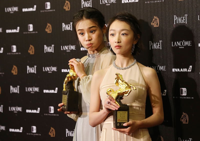 2016年11月26日,中国大陆女演员马思纯(左),周冬雨,凭着《七月与安生》同时获得第53届金马奖影后。(美联社)