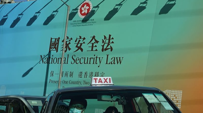 香港街头的“国家安全法”广告牌(美联社)