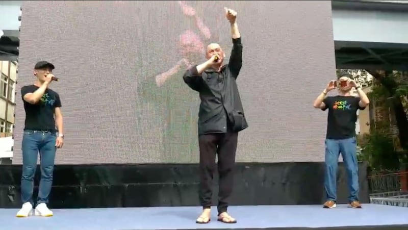 知名导演蔡明亮意外现身会场高喊台湾太棒了。(记者夏小华摄)