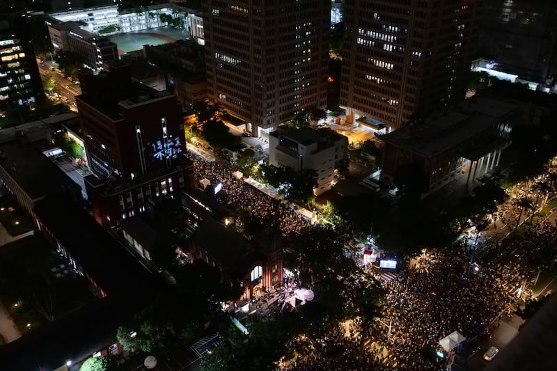 数万民众在台湾的立法院外集结,抗议国会通过扩权法案。(照片由经济民主连合摄影志工谢佩玲提供)