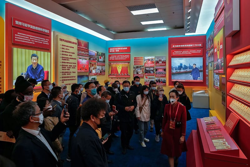 2022年10月12日,北京展览馆在中共二十大前举办习近平执政十年主题成果展。(美联社)