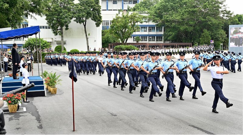 2023年9月16日,香港警察学院举行结业典礼,兼任港澳办副主任和香港国安委安全事务顾问的中联办主任郑雁雄获邀出席,担任结业会操主检阅官和颁奖人。(香港特别行政区政府网图片)