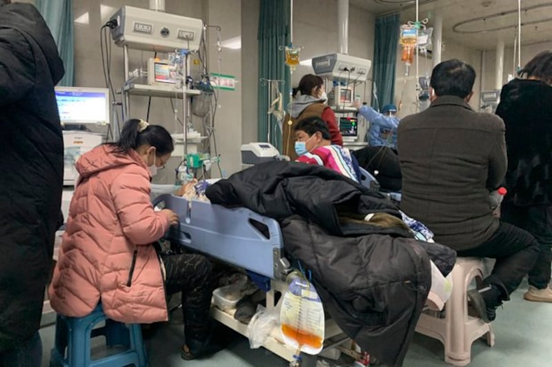在中国官员推动落实的"动态清零"政策下,各地医院人满为患。(美联社图片)