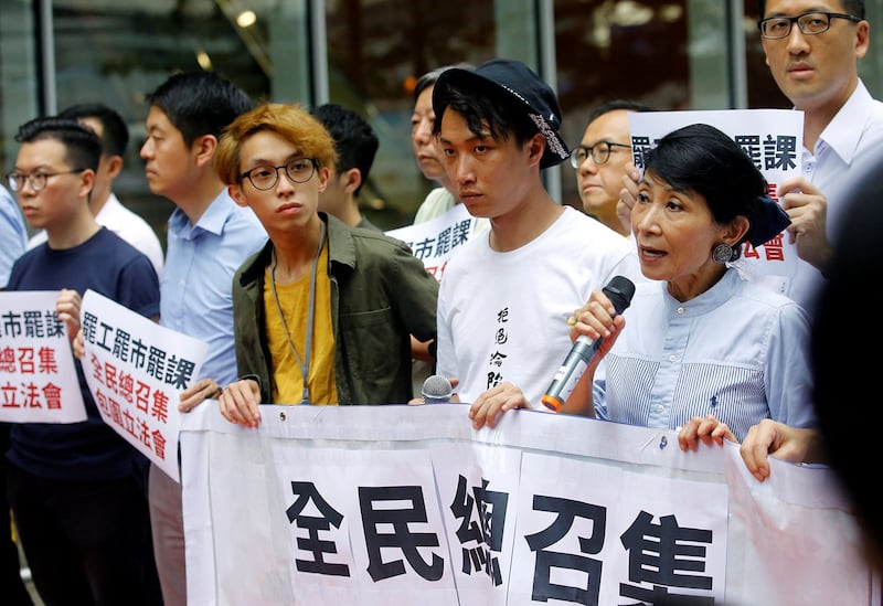 “送中”条例通过在即,民间发起“三罢” 号召包围立法会。2019年6月11日,民主派立法委员毛孟静在香港立法会大楼外抗议期间发表讲话。(路透社)