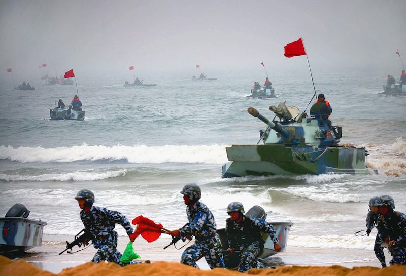 2005年8月24日,中国的两栖坦克和士兵参加在山东举行的登陆军演。(法新社)