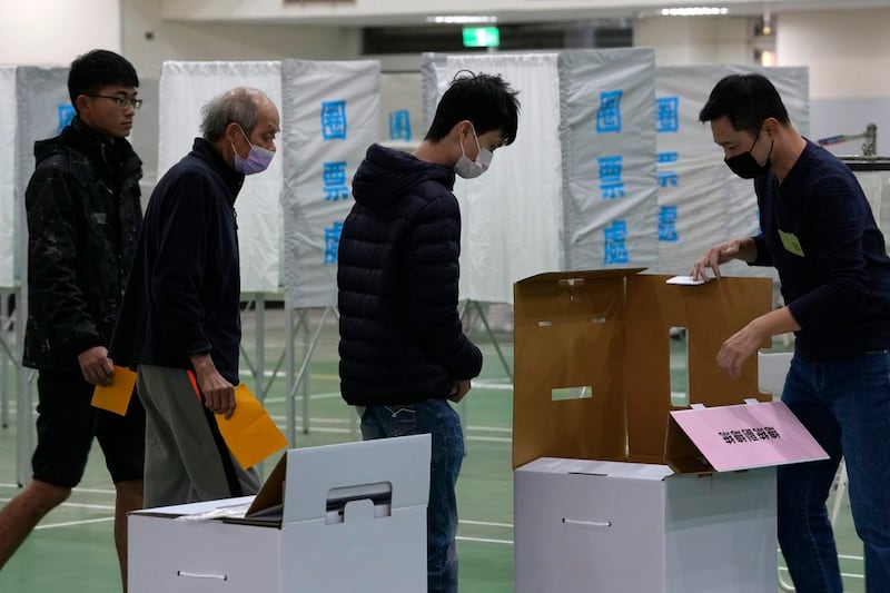 台湾采用纸制票匦,投票前选务人员会让民众确认票箱为净空状态。 (图/美联社)