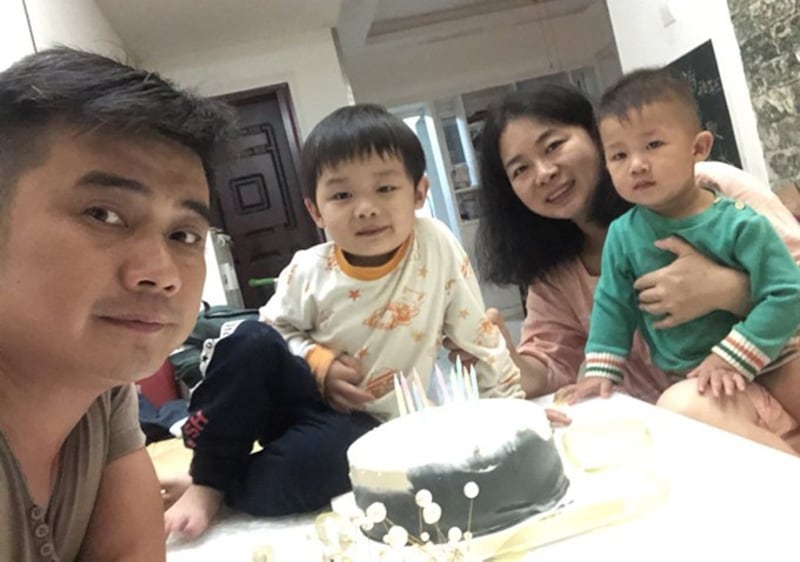 欧彪峰妻子魏欢欢(右二)担心,自己和两名年幼的子女会被牵连。(陈思明独家提供)