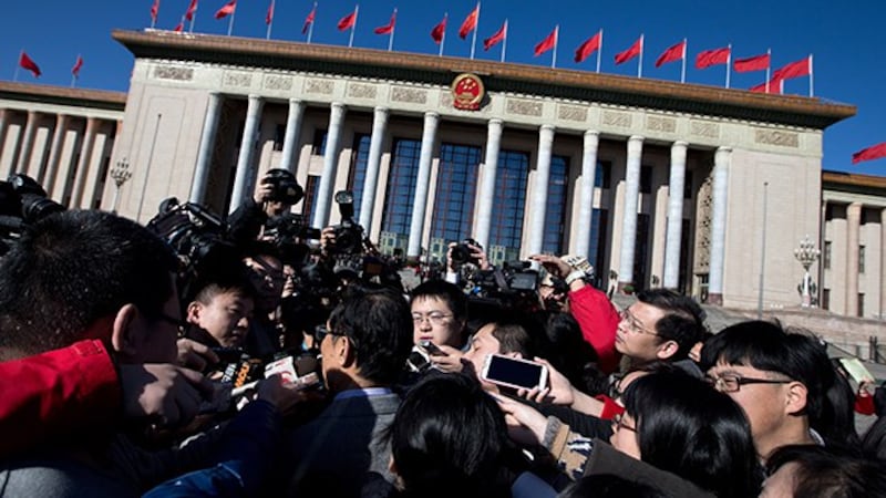 记者采访参加中国“两会”的部分代表(美联社资料图)