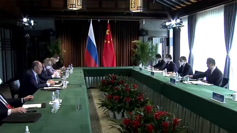 2022年3月30日,中国国务委员兼外长王毅与俄罗斯外长拉夫罗夫在安徽屯溪举行会谈。(路透社视频截图)