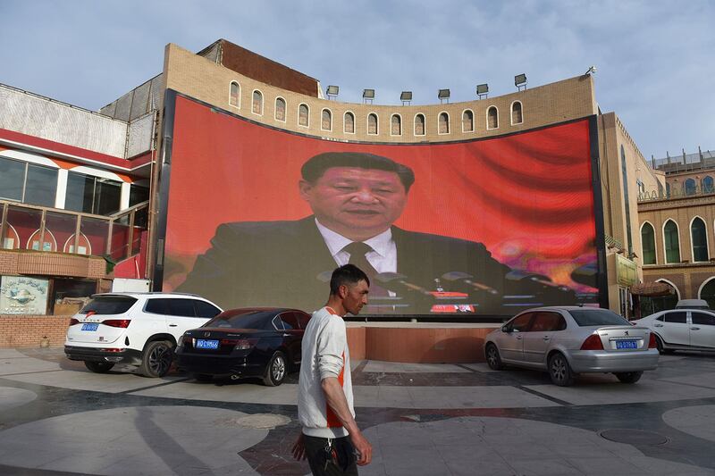 2019年6月4日,在新疆喀什市一大屏幕上显示中国国家主席习近平的画面。 (法新社)