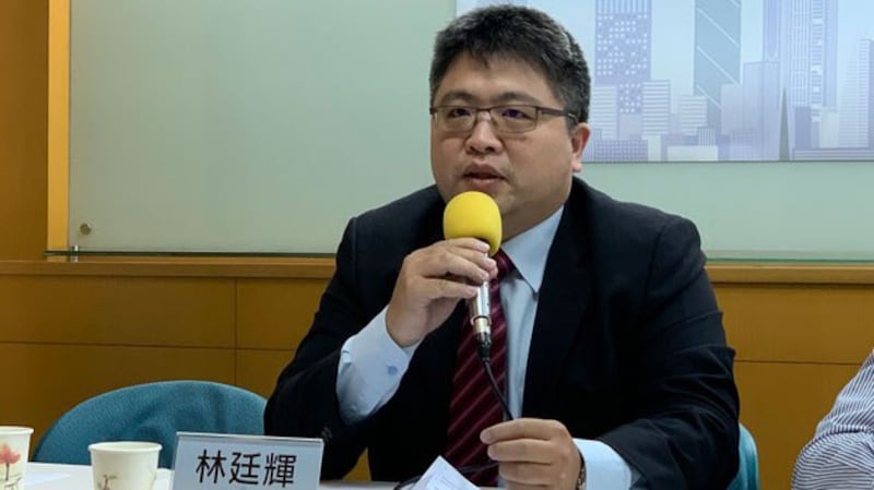 台湾国际法学会副秘书长林廷辉强调,台湾要设计护照也不需要北京同意,台湾要在护照上用哪些图片、字眼、标志、符号,这些都是台湾可以自己决定。(RFA资料照)