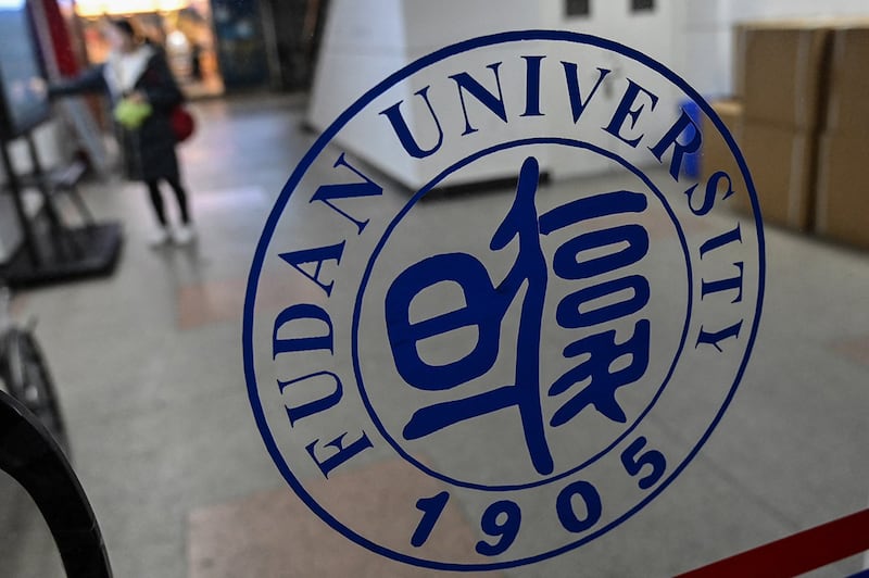 复旦大学往年本科应届毕业生就业去向统计数据,直接就业比例已连续下降两年。(法新社图片)
