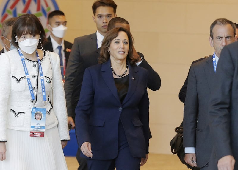 美国副总统哈里斯(中)于 2022 年 11 月 18 日抵达曼谷参加亚太经合组织(APEC)峰会期间的第 29 届 APEC 领导人非正式会议。(法新社)