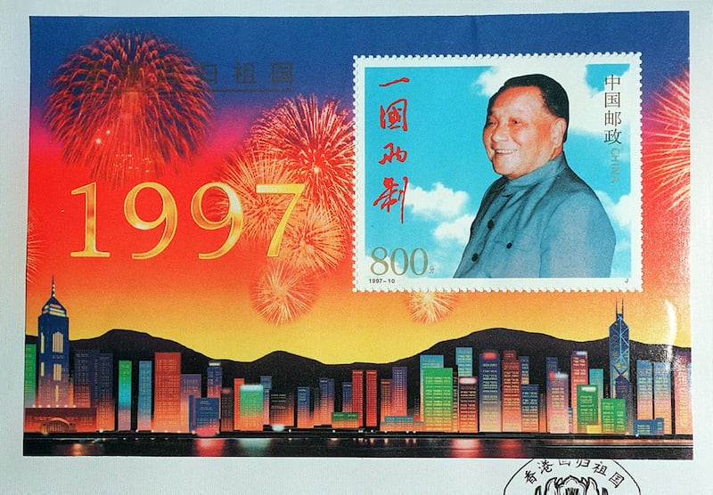 这枚八元人民币纪念邮票于1997年7月1日发行,纪念香港回归,邓小平肖像首次在邮票上出现,左侧写有"一国两制"。(法新社)